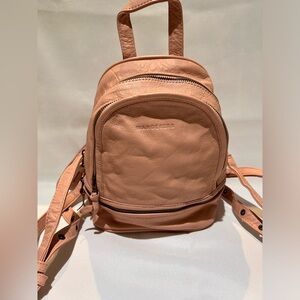 Wanderers pozzuoli blush color leather backpack with adjustable straps